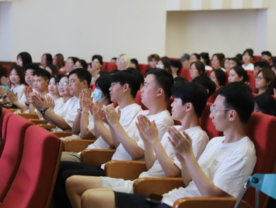 9月4日，香港学院的新生们在深圳大学粤海校区与传播学院的新生们一起参加学院开学典礼。