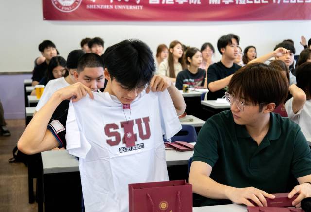 9月4日，香港学院的新生们在深圳大学粤海校区与传播学院的新生们一起参加学院开学典礼。