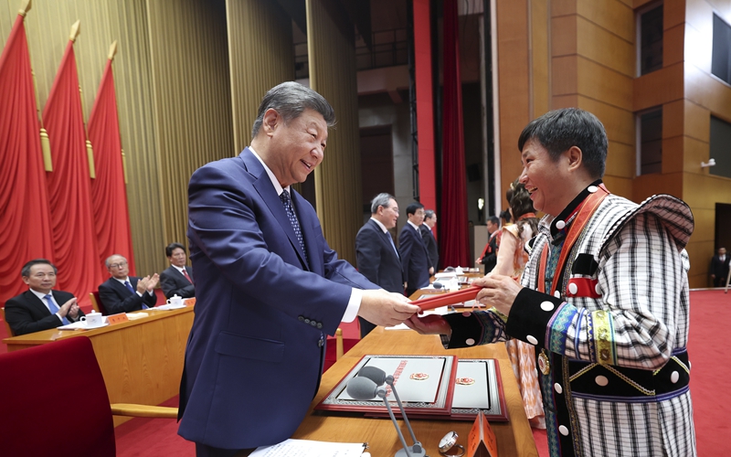 9月27日，全国民族团结进步表彰大会在北京举行。这是习近平等为受表彰的模范个人和模范集体代表颁奖。