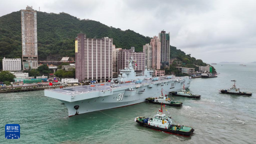 11月21日，海军海南舰在香港招商局码头顺利靠泊。