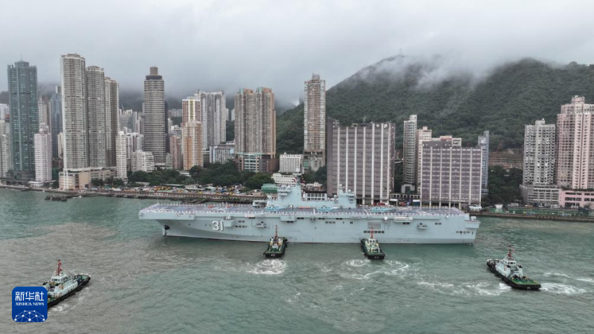 11月21日，海军海南舰在香港招商局码头顺利靠泊。