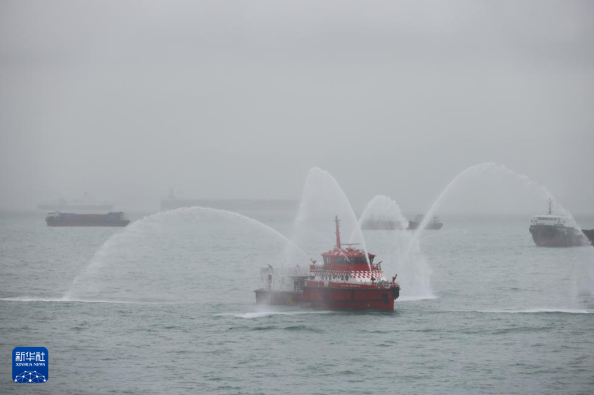 11月21日，香港特区消防船为编队行“水门礼”。